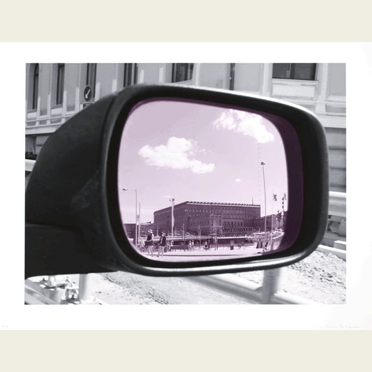 Objects in mirror are closer than they appear (Slottet)