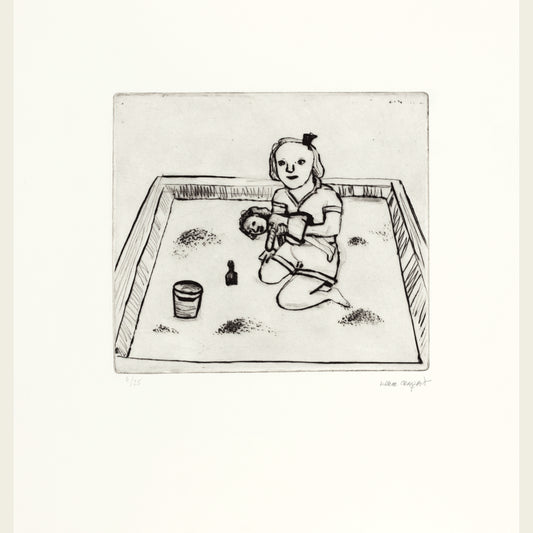 Flicka med mammadocka i sandlåda